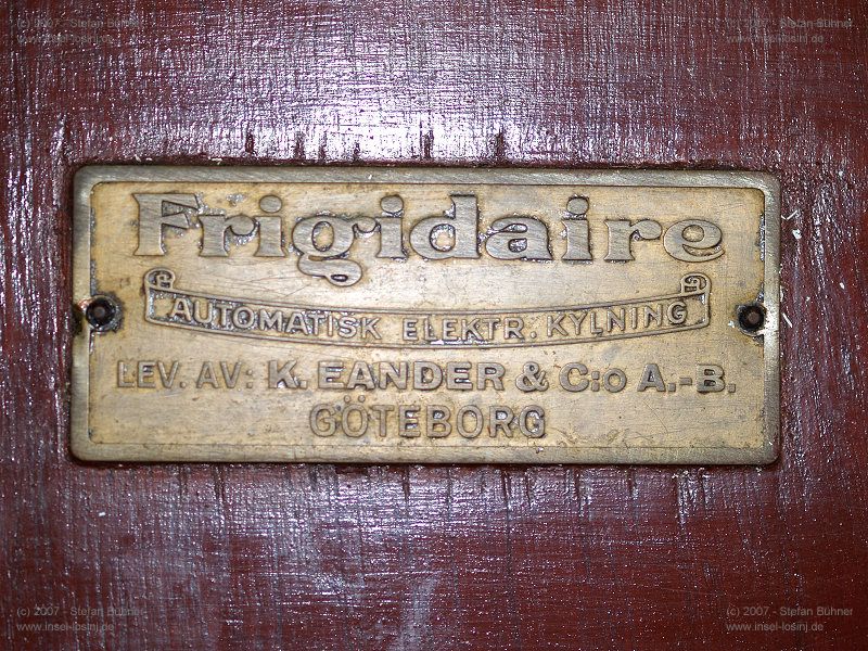 Typenschild des K�hlschrankes auf dem Motorschiff Marina im Hafen von Mali Losinj