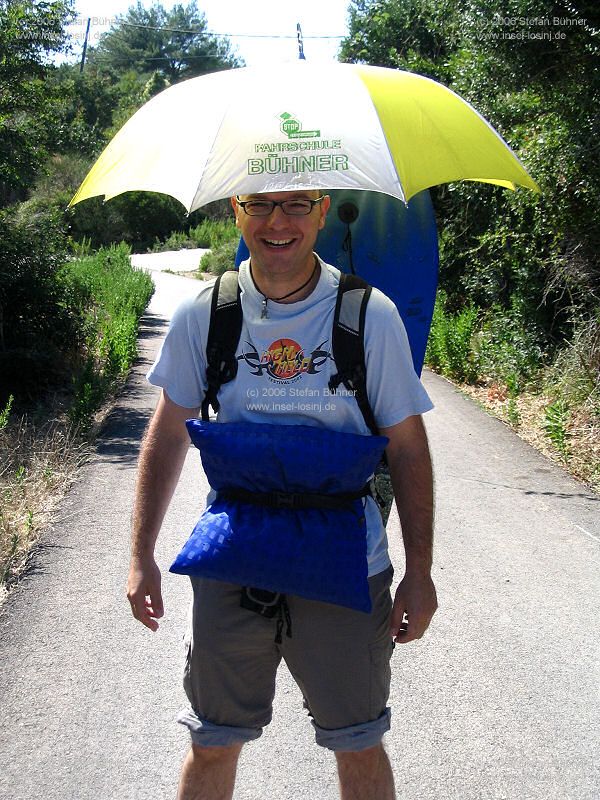 German-Standardausr�stung f�r einen Strandtag auf Punta Kriza - Schwimmbrett, Sonnenschirm, Liegekissen und ... gute Laune! 
