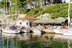 Fischspezialit�tenrestaurants im Hafen von Veli Losinj am Fu�e der Barockkirche des hl. Anton aus dem 17. Jh.